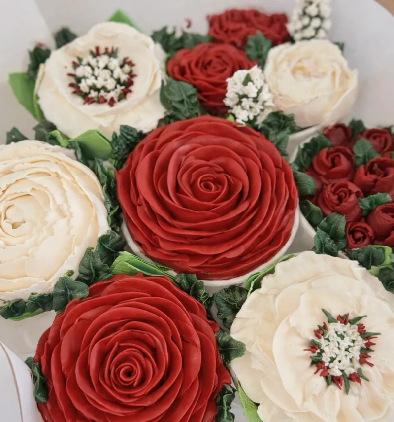 RUSSIAN FLOWER CUPCAKES BOUQUET 2 - (7 EA Cupcakes)